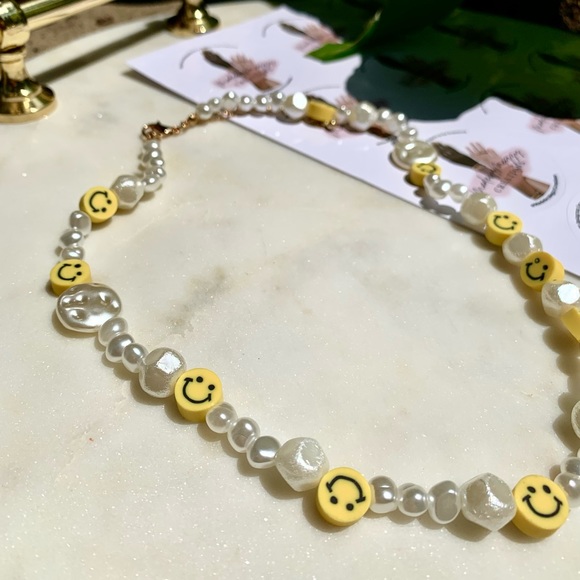 Unique Pearl smiley face necklace - Picture 1 of 5